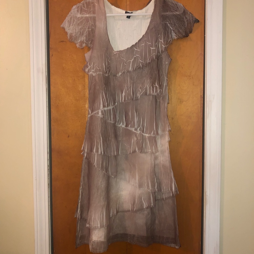 Komarov Tan White Dress Size Small